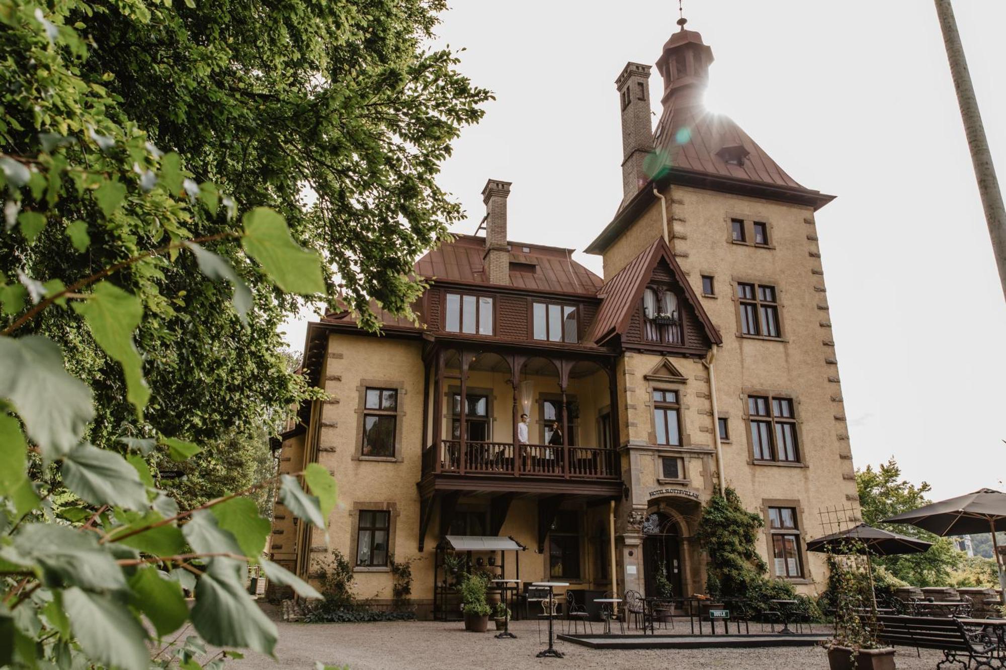 Hotel Slottsvillan Хускварна Екстериор снимка