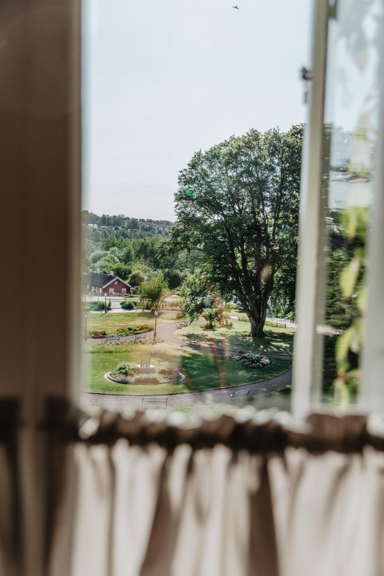 Hotel Slottsvillan Хускварна Екстериор снимка