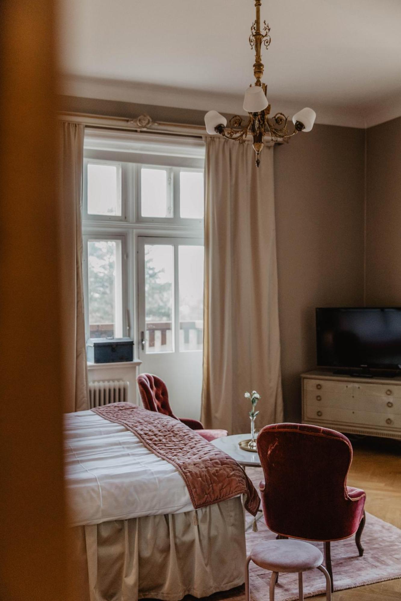 Hotel Slottsvillan Хускварна Екстериор снимка